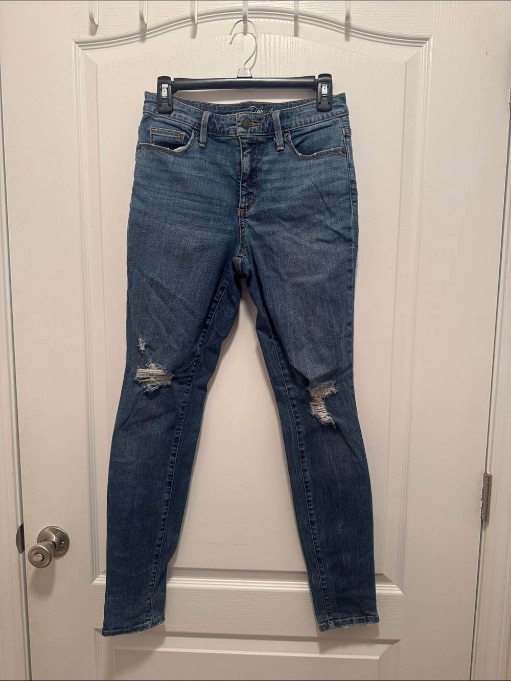 Universal Thread Women’s Distressed Skinny Jeans - Size 6/28R